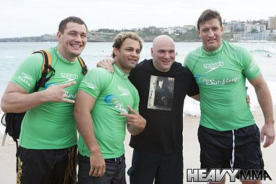 Девушки и бойцы UFC на пляже в Австралии