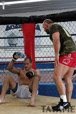 Дос Сантос тренируется к бою с Веласкесом