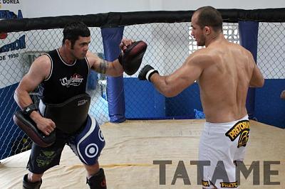 Дос Сантос тренируется к бою с Веласкесом
