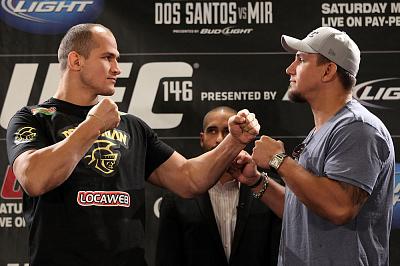 Junior-dos-Santos-and-Frank-Mir